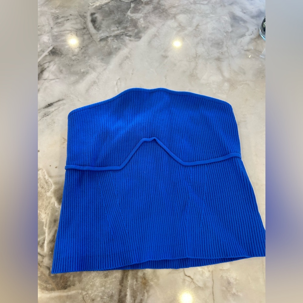 Vibrant royal blue strapless crop top.